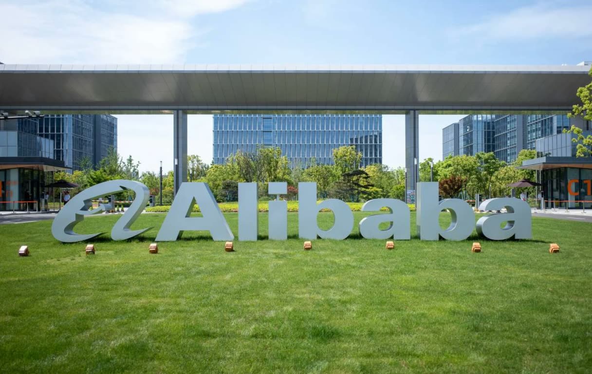 Großer Alibaba-Schriftzug auf einer Rasenfläche vor dem Firmencampus