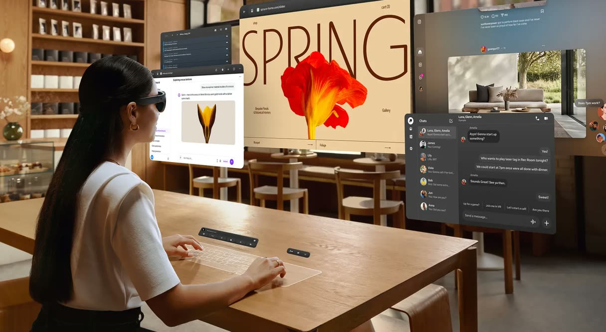 Frau mit Meta VR Glasses an einem Tisch im Café, vor ihr schweben mehrere virtuelle Fenster
